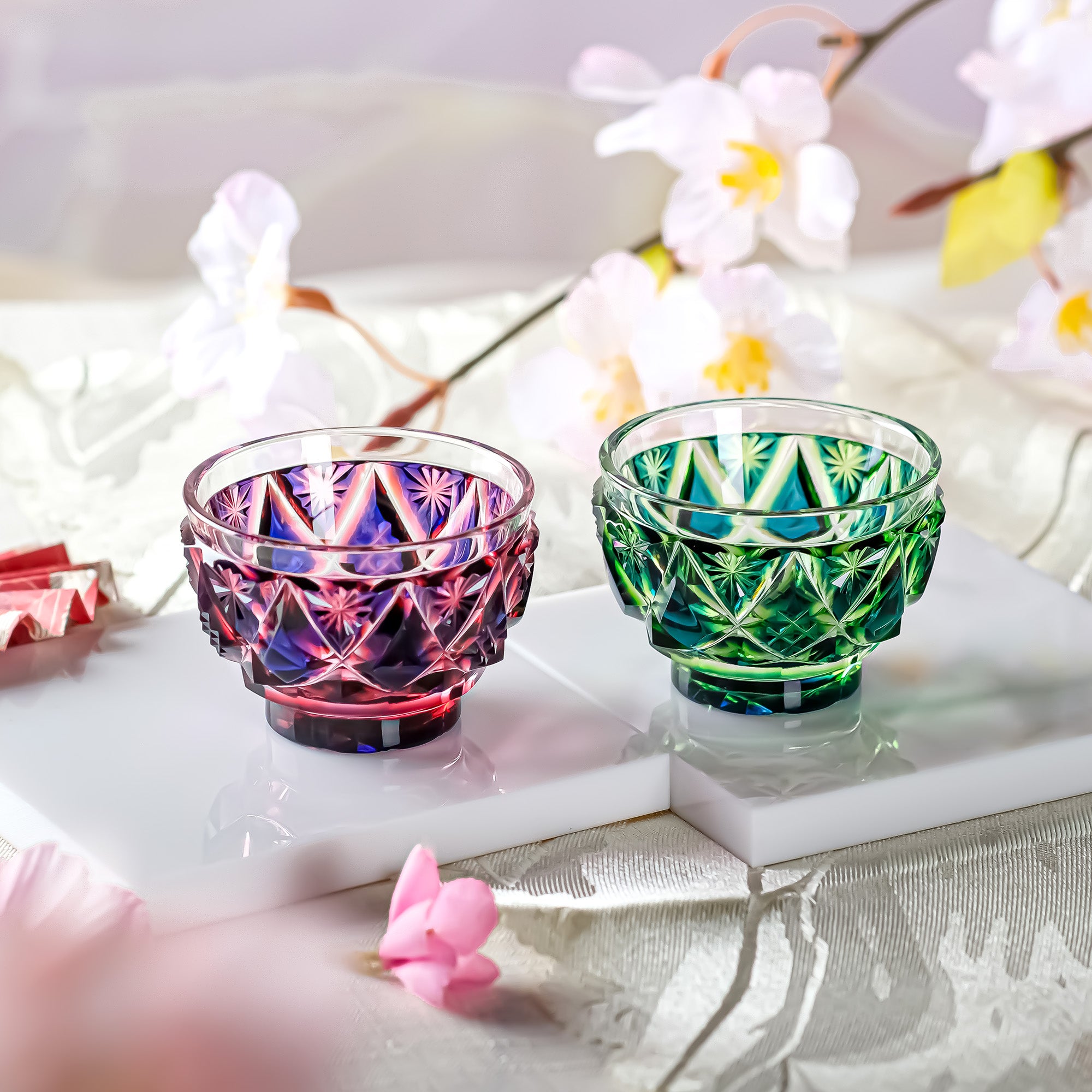 島津薩摩切子】二色酒盃 寿恵瑠(ジュエル) 【蒼黄緑×ルリ金赤×ルリ緑